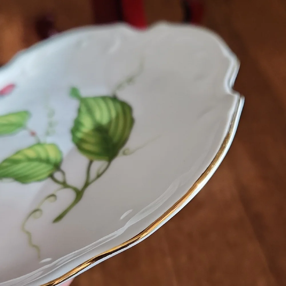 I. Godinger & Co. Decorative White and Green Porcelain Plate